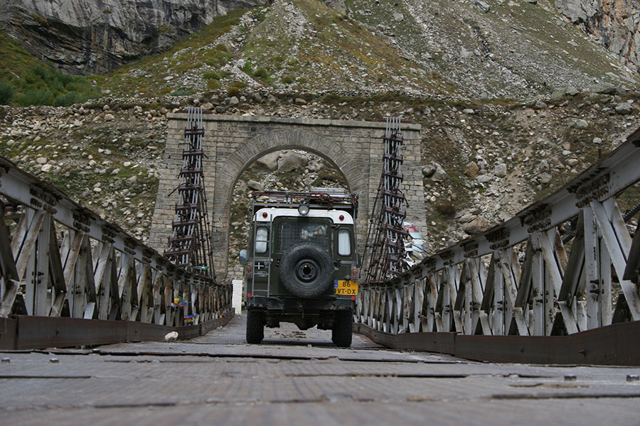 Reisverhalen noord India een brug in de Spiti valley