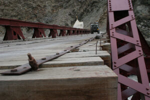 Reisverhalen uit noord India een Bailey brug op hoogte