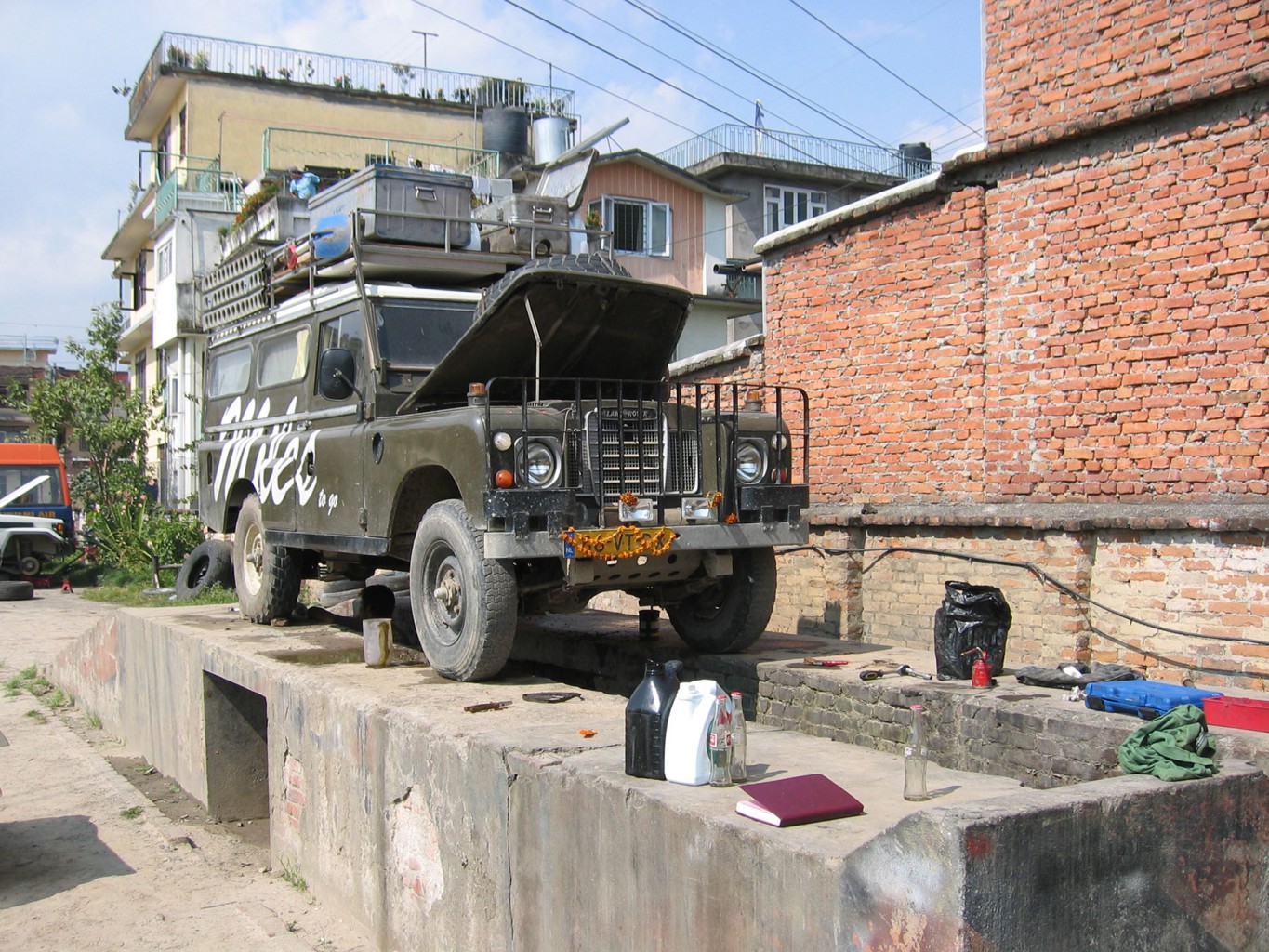 Reisverhalen Nepal Landrover op de smeerput