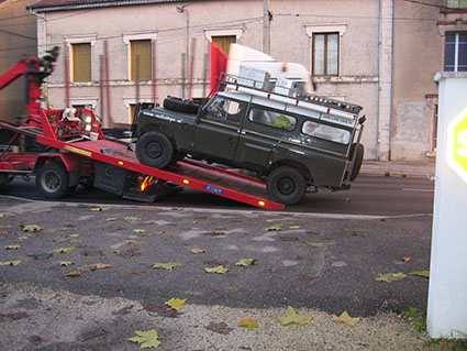 Afslepen van de Land Rover in Frankrijk