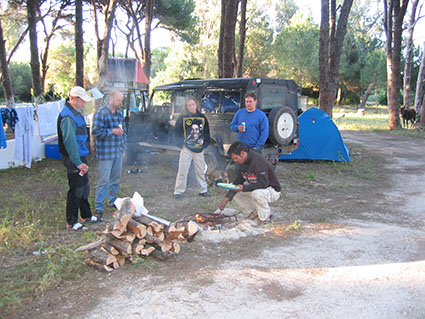 Samen eten met vrienden op camping Tunis