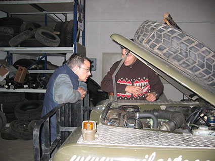 De reisverhalen van Miles brengen ons in een Franse Land rover garage