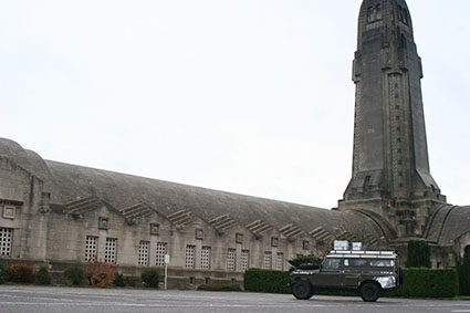 Miles bij het monument van Verdun