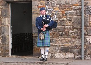 Golfcourse St Andrews met bagpiper