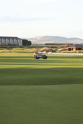 Miles Land Rover op de golfbaan van St Andrews