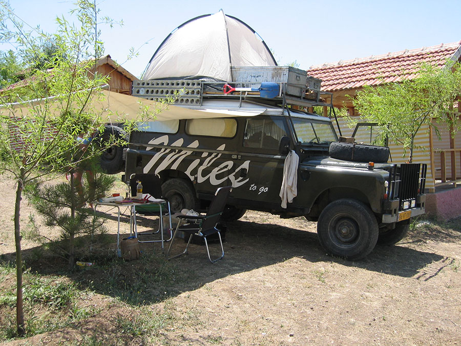 De reisverhalen van Miles To Go uitgestald op de camping in Ankara Turkije