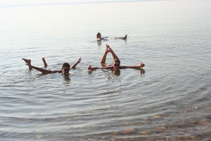 Drijven op het water van de Dode Zee