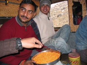 Reisverhalen noord India eten bij truckers in de vrachtauto