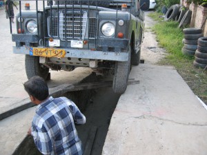 Reisverhalen Nepal Landrover bijna in smeerput