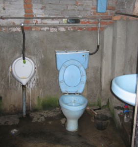 Reisverhalen Nepal toilet op camping smeerput