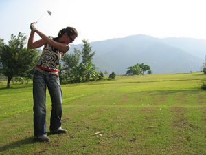 Golf spelen in Pokhara golf club Nepal