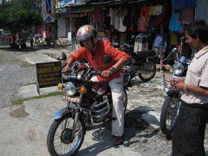 Brommer gehuurd in Pokhara en racen