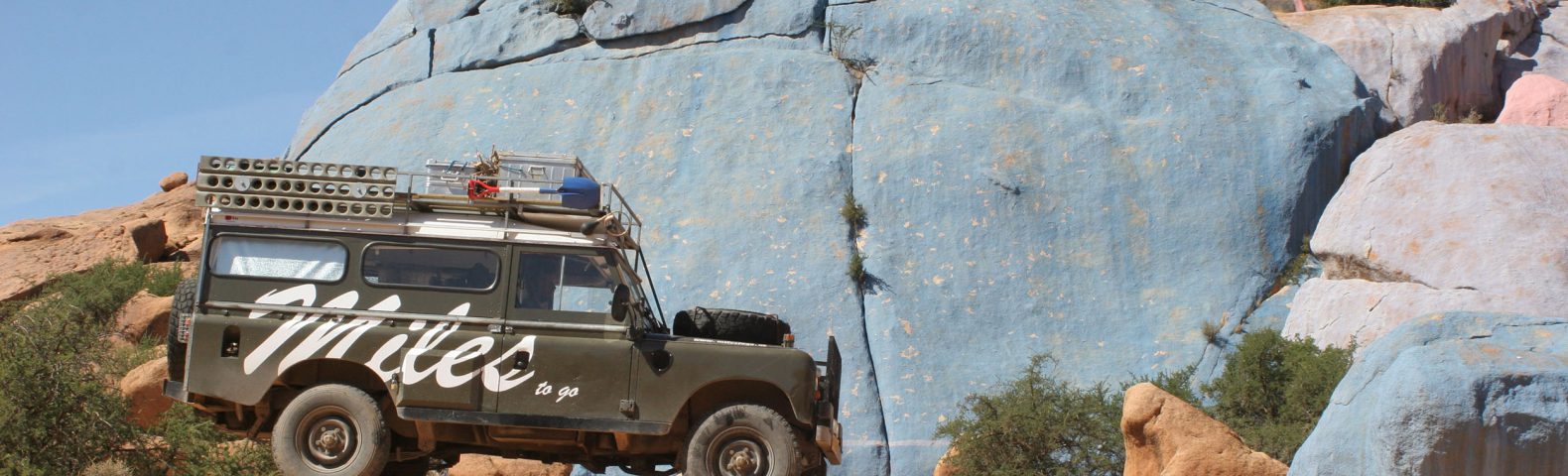 Land Rover visiting the Blue Rock in desert Marocco