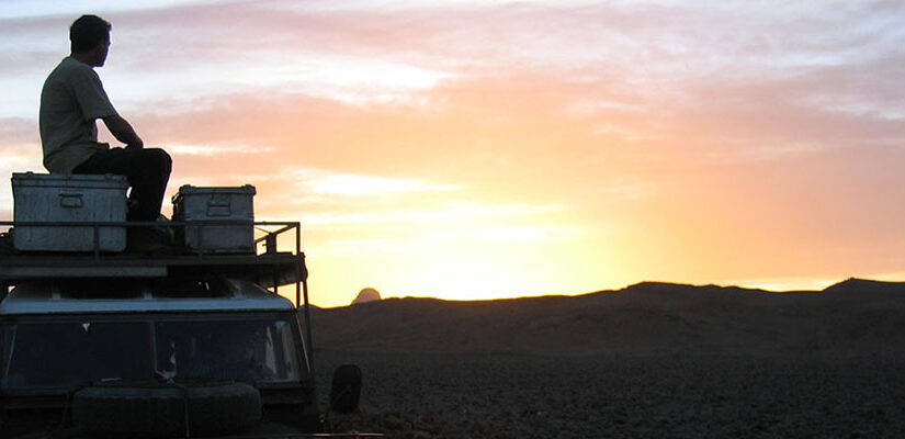 Zonsondergang op reis met de Land Rover