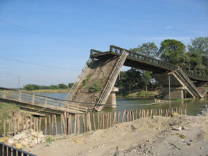 India brug kapot en verkeer omzeilen